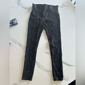 3/$13 Hue Leggings black thick waist band size medium worn once warm thick pants